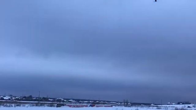 Полёт радиоуправляемого вертолета в инверте смотреть онлайн