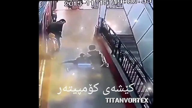 Мужчина буквально на лету, успел поймать падающего ребенка. смотреть онлайн