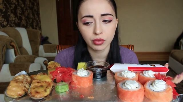 ОГРОМНЫЕ РОЛЛЫ ? Mukbang Ayka Emilly смотреть онлайн