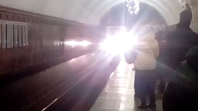 Метропоезд серии 81-740. 4 /741.4 "Русич" Прибывает на станцию Проспект Мира. смотреть онлайн