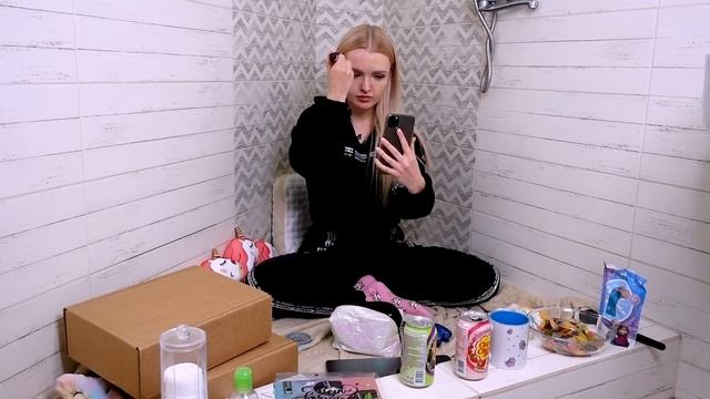 24 ЧАСА В ВАННОЙ БЕЗ ИНТЕРНЕТА ЧЕЛЛЕНДЖ / 24 HOUR CHALLENGE смотреть онлайн