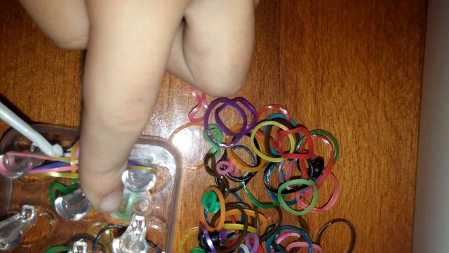 ПЛЕТЕНИЕ БРАСЛЕТА ИС РЕЗИНОК ДЛЯ НОВИЧКА ЗА 5 МИНУТ!!!!!!!!!! смотреть онлайн