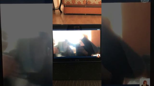 Реакция ДОЧЕРИ на подарок Iphone 7 от МАМЫ по Skype с другой страны смотреть онлайн