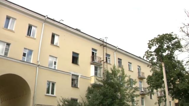 В центре города обновляют крыши домов смотреть онлайн