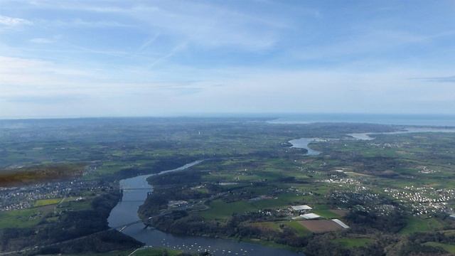 Zoom sur la Vilaine vue du ciel смотреть онлайн