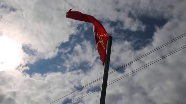 Участники профсоюза с.Ичалки возводят флаг Советского Союза. смотреть онлайн