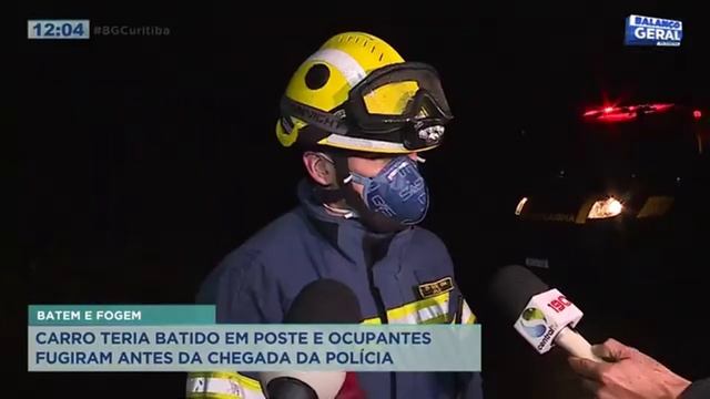Carro teria batido em poste e ocupantes fugiram antes da chegada da polícia смотреть онлайн