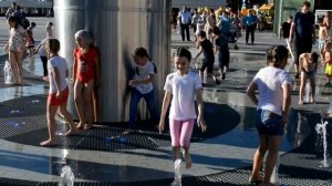 Купание в фонтане у Драмтеатра на площади 400-летия Тюмени
