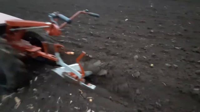 мотоблок Мтз 09н с оборотным конным плугом смотреть онлайн