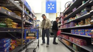 Пердёж в магазине с поднятой ногой Пранк