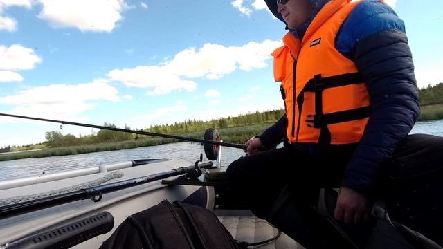 На своей маленькой "ЯхтЕ" рыбачу на озере / Рыбалка на Кольском ловим Саврушку / Хороший клев смотреть онлайн