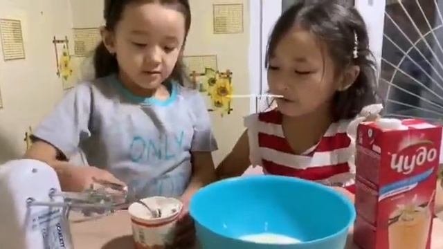 Жанеля и Адина готовят молочный коктейль. Самый простой рецепт на свете смотреть онлайн