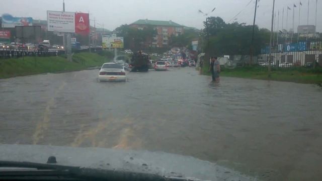 22 авг 2014, Владивосток, мега-лужа на Строителе. смотреть онлайн