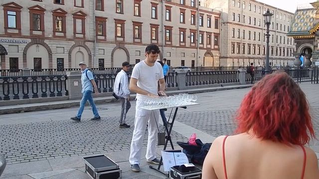 Музыка на бокалах с водой Александр Лемешев. П.И.Чайковский - "Вальс цветов" из балета "Щелкунчик" смотреть онлайн