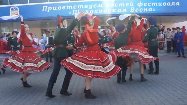Шолоховская весна-2015 зажигательные танцы перед РДК смотреть онлайн