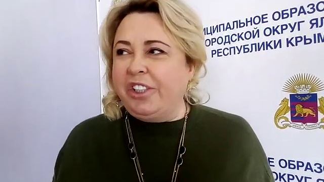 Хватит распущенности и бескультурья в Ялте! Мужчины должны снимать свои кепки, заходя в помещение! смотреть онлайн