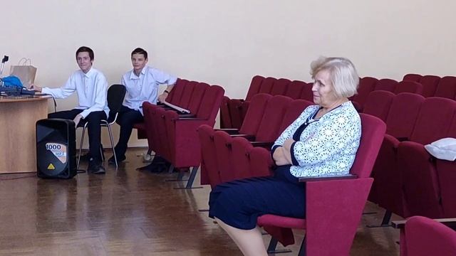 ПОЗДРАВЛЕНИЕ УЧИТЕЛЯ С ДНЕМ РОЖДЕНИЯ. ТАНЕЦ ОТ УЧЕНИКОВ. смотреть онлайн