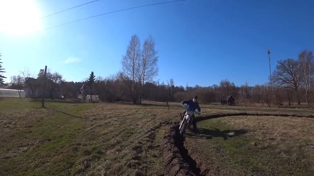 езда по кругу на кросс эндуро мотоцикле смотреть онлайн