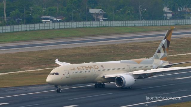Дримлайнер авиакомпании Etihad приземляется в аэропорту Пхукет.