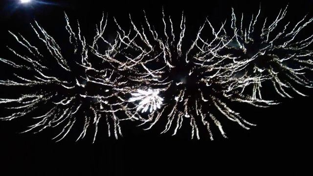 Салют!!Переверните телефон и смотрите !! Извените! смотреть онлайн