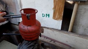 Мое приспособление для откручивания кранов с маленьких газовых баллонов в дачной мастерской