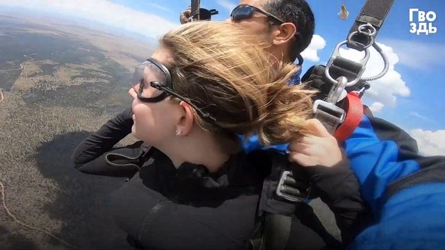 Девушка Думала, что Просто Прыгает с Парашютом. Но Ее Парень Кое-что Задумал смотреть онлайн
