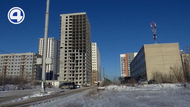 Вышка сотовой связи посреди дороги в Верх-Исетском смотреть онлайн