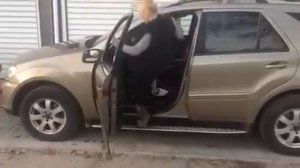 Как красиво сесть и выйти из джипа на высоких каблуках