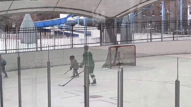 Kaprizov plays keep-away with the kids (Капризов играет с детьми в отговорки) смотреть онлайн