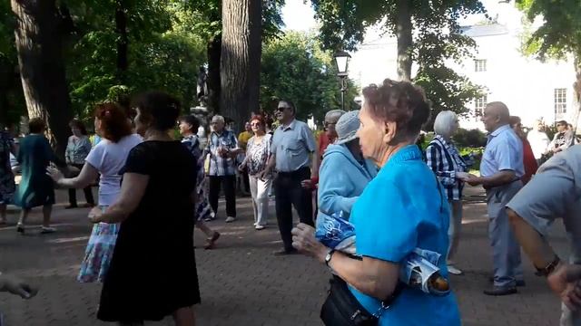 ПЕНСИОНЕРЫ ОТДЫХАЮТ В ПАРКЕ КУЛЬТУРЫ И ОТДЫХА Г.КАЛУГА - НАСТРОЙ ПОЗИТИВА ?? смотреть онлайн