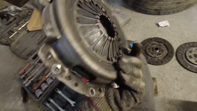 РЕМОНТ Петра - Замена СЦЕПЛЕНИЯ - снова ШПИЛЬКИ - новые ПРОСТАВКИ ну и ПОКАТУШКИ смотреть онлайн