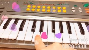 «В лесу родилась ёлочка» на детском синтезаторе.