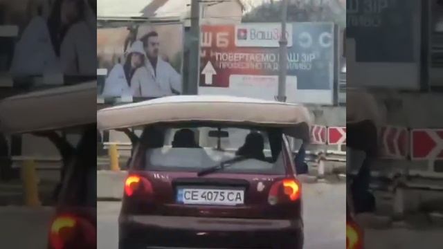 Мережу розсмішив легковик із матрацом у Чернівцях - курйозне відео смотреть онлайн