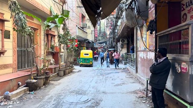 Discovering the Vibrant Heart of Paharganj, New Delhi - Walking in India 4K HDR смотреть онлайн