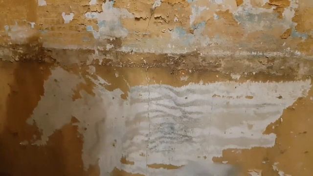 Как зачистить стены от старой краски/Ремонт в ванной своими руками/ смотреть онлайн