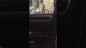 VW Touareg 2011год, снять карту передней двери