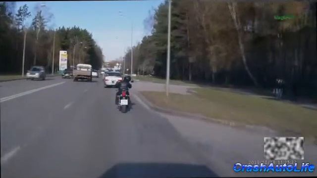 Мотоцикл вьехал в машину ГАИ смотреть онлайн