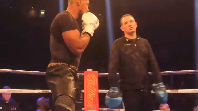 Anthony Joshua looking SHARP on the pads at the public work out смотреть онлайн