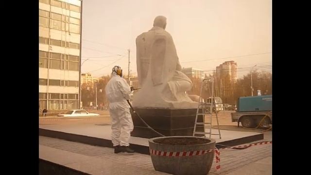 Очистка памятника Борису Богаткову в Новосибирске смотреть онлайн