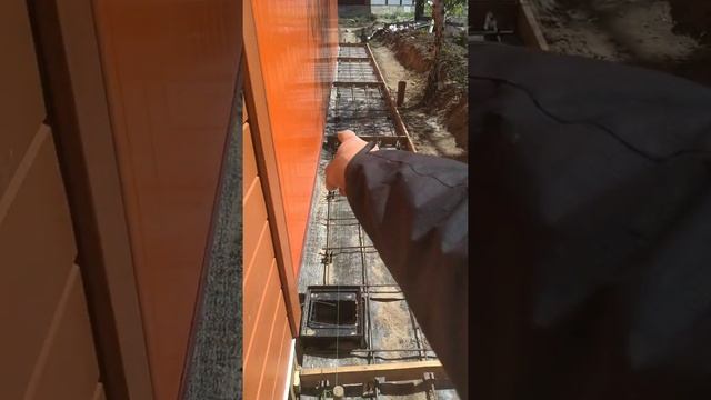 Закончили ливневку, заливаем бетонную отмостку смотреть онлайн