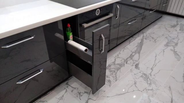 Прямая кухня 5 метров с темно-серыми глянцевыми фасадами смотреть онлайн