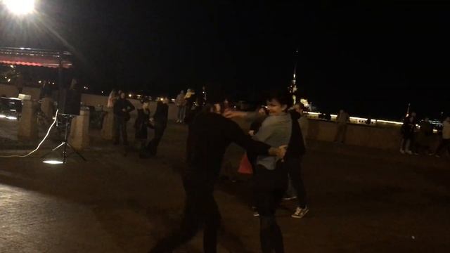 Ищете способ расслабиться и получать удовольствие от жизни. Просто живи и танцуй душой, смотреть онлайн
