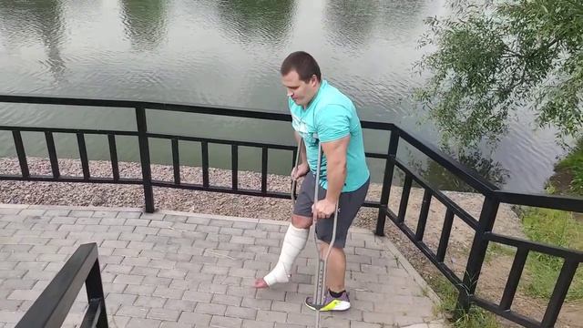 КАК НА КОСТЫЛЯХ ПОДНЯТЬСЯ И СПУСТИТЬСЯ ПО ЛЕСТНИЦЕ смотреть онлайн