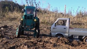 Грузовик вытаскивает ЗАСТРЯВШИЙ трактор Т-40 и сломался! ... RC OFFroad 4x4