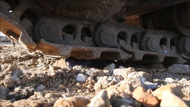 Crush test # 2 - excavator vs Volkswagen Touareg model car смотреть онлайн