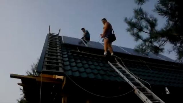 Монтаж фотопанелей на строящемся доме (vitasvet.ru)