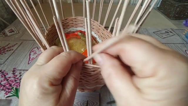 корзинка для подарков плетём из бумажной лозы. смотреть онлайн