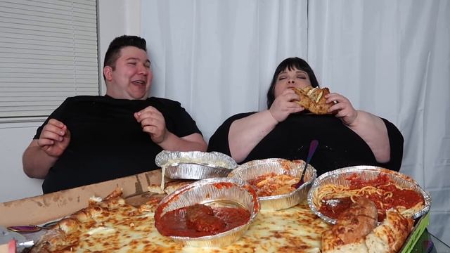 Massive Alfredo Pizza & Fettuccine Noodles with Hungry Fat Chick • MUKBANG смотреть онлайн