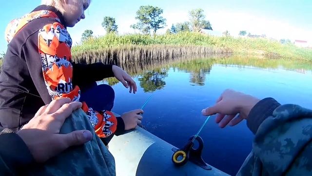 Big Russian Sister | Ловля на зимнюю удочку летом с лодки | Плотва на мормышку смотреть онлайн