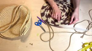 Вяжем ручку и первый ряд боковой стеночки большой круглой сумочки из рафии